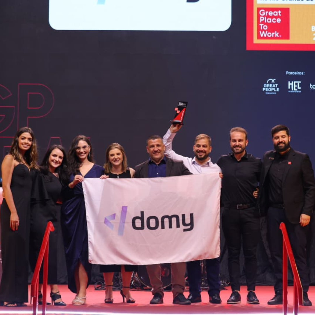 Equipe da domy na cerimônia de premiação do Great Place to Work